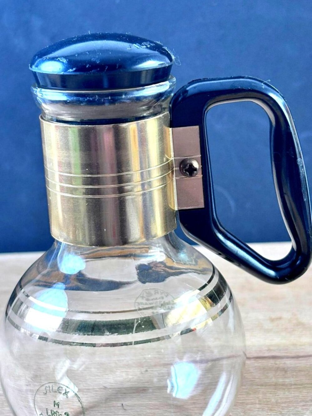Vintage Pyrex Mid-Century Modern Glass Carafes With Black Handles & Lids Gold Ba - Picture 3 of 4